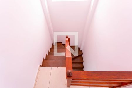 Escadas de casa para alugar com 4 quartos, 180m² em Vila Moraes, São Paulo