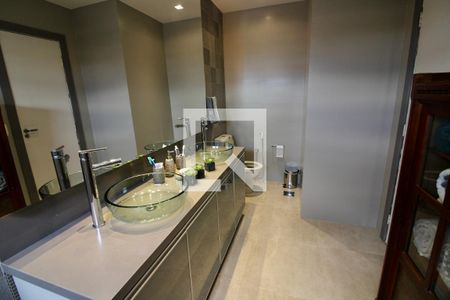 Apartamento à venda com 307m², 4 quartos e 3 vagasBanheiro da Suíte 1
