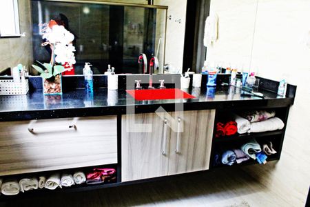 Casa à venda com 320m², 4 quartos e 4 vagasBanheiro da Suíte