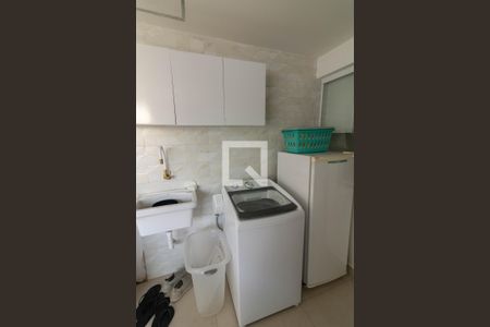 Casa de condomínio à venda com 180m², 3 quartos e 1 vagaÁrea de Serviço