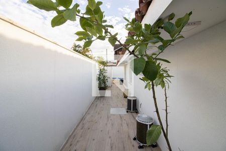 Casa de condomínio à venda com 180m², 3 quartos e 1 vagaLateral da casa