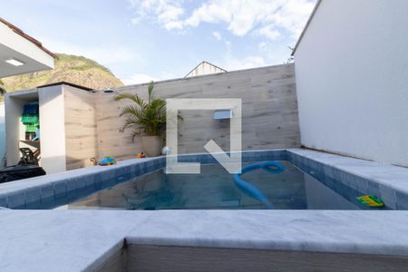 Casa de condomínio à venda com 180m², 3 quartos e 1 vagaPiscina