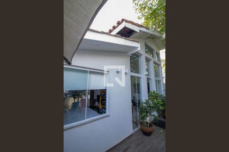 Casa de condomínio à venda com 180m², 3 quartos e 1 vagaFachada