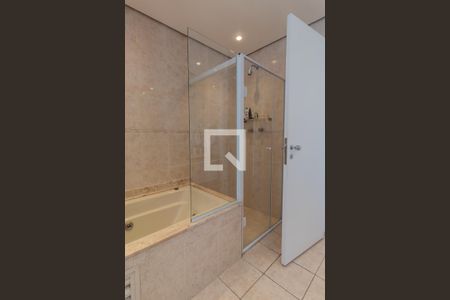 Apartamento para alugar com 247m², 3 quartos e 4 vagas Apartamento para alugar com 247m², 3 quartos e 4 vagasBanheiro da Suíte Master