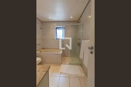 Apartamento para alugar com 247m², 3 quartos e 4 vagas Apartamento para alugar com 247m², 3 quartos e 4 vagasBanheiro da Suíte 2