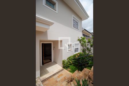 Casa para alugar com 283m², 3 quartos e 4 vagas Casa para alugar com 283m², 3 quartos e 4 vagasFachada