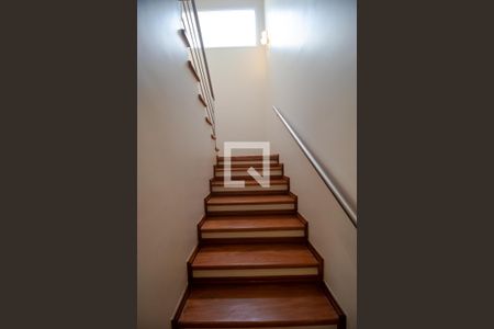 Casa para alugar com 283m², 3 quartos e 4 vagas Casa para alugar com 283m², 3 quartos e 4 vagasEscada