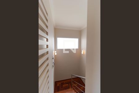 Casa para alugar com 283m², 3 quartos e 4 vagas Casa para alugar com 283m², 3 quartos e 4 vagasEscada