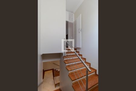 Casa para alugar com 283m², 3 quartos e 4 vagas Casa para alugar com 283m², 3 quartos e 4 vagasEscada