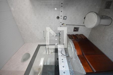 Casa à venda com 300m², 4 quartos e 4 vagasBanheiro da suite  da casa anexa