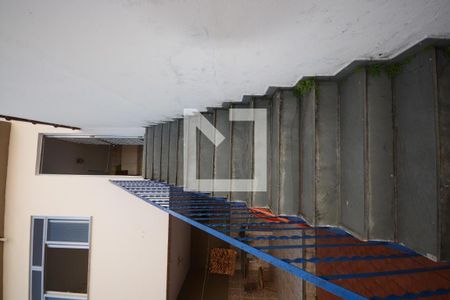 Casa à venda com 300m², 4 quartos e 4 vagasEscada da casa anexa