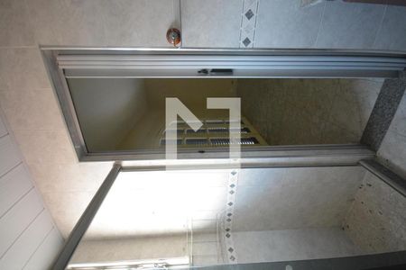 Casa à venda com 300m², 4 quartos e 4 vagasBanheiro da suite  da casa anexa