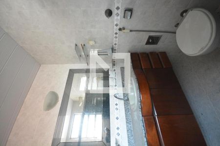 Casa à venda com 300m², 4 quartos e 4 vagasBanheiro da suite  da casa anexa