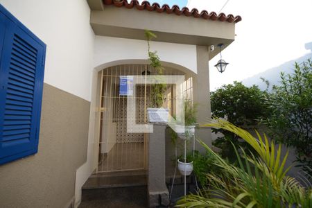 Casa à venda com 300m², 4 quartos e 4 vagasFachada