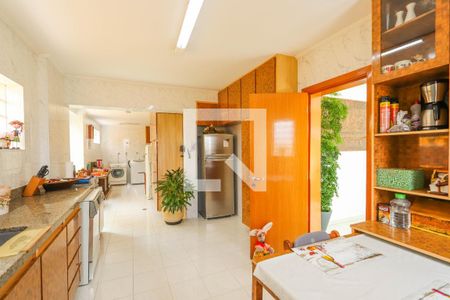 Casa à venda com 500m², 4 quartos e 3 vagas Casa à venda com 500m², 4 quartos e 3 vagasCozinha