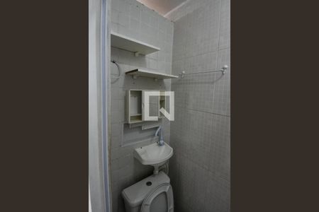 Banheiro de casa para alugar com 1 quarto, 15m² em Jardim Tango, São Paulo