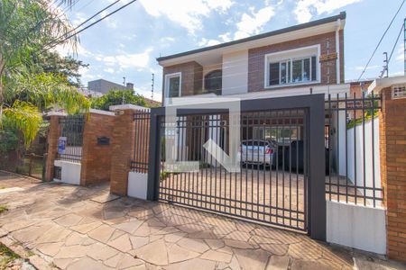 Casa à venda com 330m², 4 quartos e 2 vagasFachada