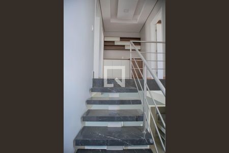Escada de casa de condomínio para alugar com 3 quartos, 276m² em Chácaras Acaraí, Hortolândia