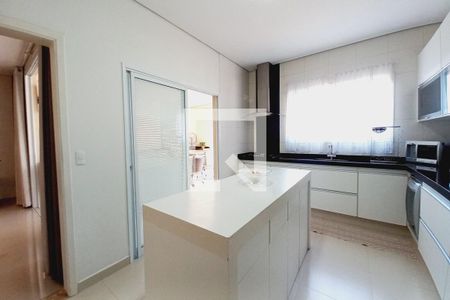 Casa de condomínio à venda com 350m², 3 quartos e 10 vagasCozinha 