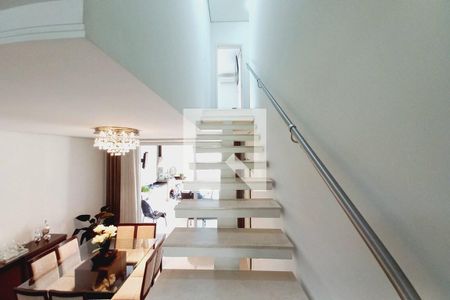 Casa de condomínio à venda com 350m², 3 quartos e 10 vagasEscada 