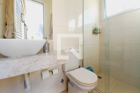 Casa de condomínio à venda com 350m², 3 quartos e 10 vagasBanheiro de serviço