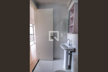 Banheiro de kitnet/studio para alugar com 1 quarto, 27m² em Jardim Nélia, São Paulo