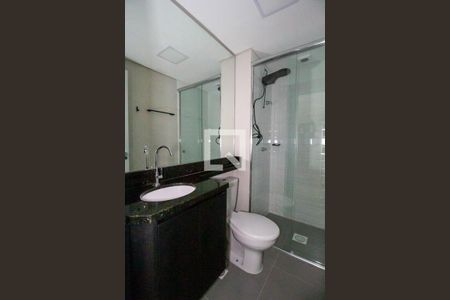 Banheiro de kitnet/studio para alugar com 1 quarto, 26m² em Centro, Curitiba