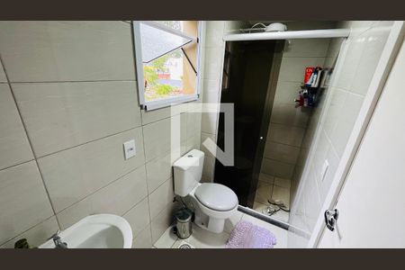 Banheiro da suíte de apartamento para alugar com 2 quartos, 87m² em Passo do Feijó, Alvorada