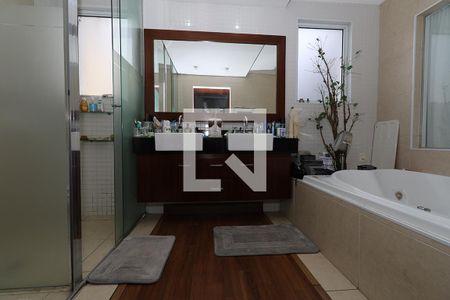 Casa à venda com 269m², 4 quartos e 3 vagasBanheiro da Suíte 4