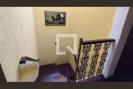 Casa à venda com 80m², 3 quartos e 4 vagas Casa à venda com 80m², 3 quartos e 4 vagasEscada