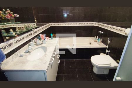 Casa à venda com 80m², 3 quartos e 4 vagas Casa à venda com 80m², 3 quartos e 4 vagasBanheiro da Suíte 1