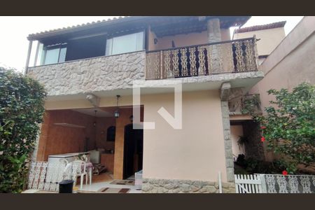 Casa à venda com 80m², 3 quartos e 4 vagas Casa à venda com 80m², 3 quartos e 4 vagasÁrea externa fundos