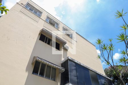 Casa à venda com 847m², 5 quartos e 6 vagas Casa à venda com 847m², 5 quartos e 6 vagasFachada