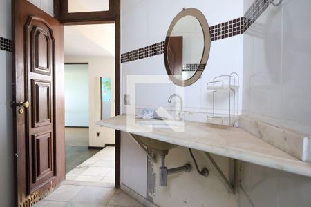 Casa à venda com 847m², 5 quartos e 6 vagas Casa à venda com 847m², 5 quartos e 6 vagasBanheiro 2