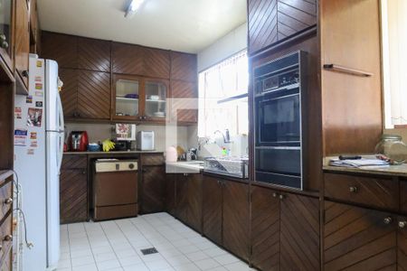 Casa à venda com 847m², 5 quartos e 6 vagas Casa à venda com 847m², 5 quartos e 6 vagasCozinha