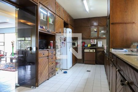 Casa à venda com 847m², 5 quartos e 6 vagas Casa à venda com 847m², 5 quartos e 6 vagasCozinha