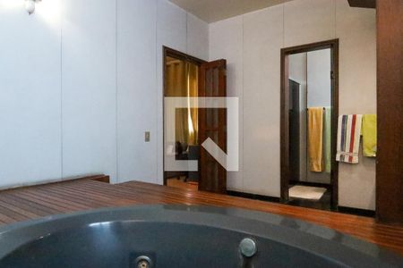 Casa à venda com 847m², 5 quartos e 6 vagas Casa à venda com 847m², 5 quartos e 6 vagasBanheiro da Suíte 1