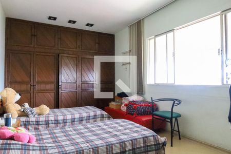 Casa à venda com 847m², 5 quartos e 6 vagas Casa à venda com 847m², 5 quartos e 6 vagasQuarto 1