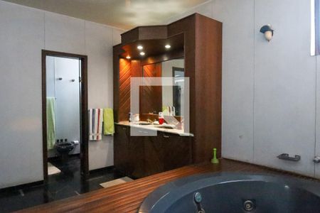 Casa à venda com 847m², 5 quartos e 6 vagas Casa à venda com 847m², 5 quartos e 6 vagasBanheiro da Suíte 1