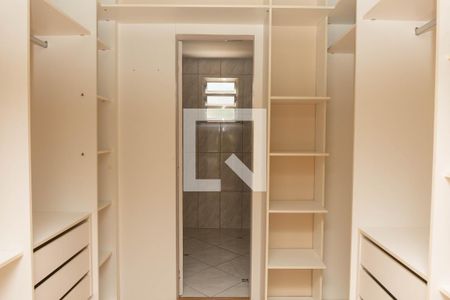Casa à venda com 270m², 4 quartos e 4 vagasCloset da suíte