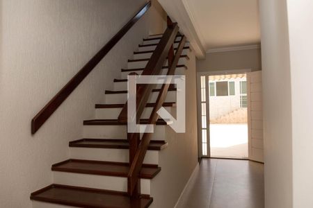 Casa à venda com 270m², 4 quartos e 4 vagasEscada 2° piso