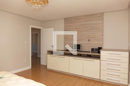 Casa à venda com 270m², 4 quartos e 4 vagasSuíte