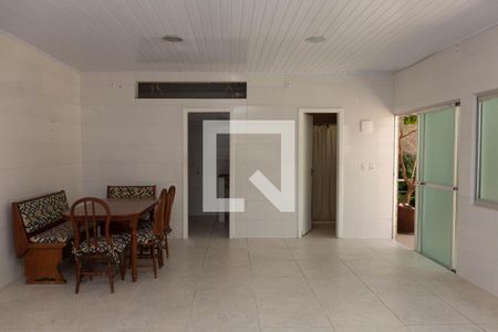 Casa à venda com 270m², 4 quartos e 4 vagasFundos salão