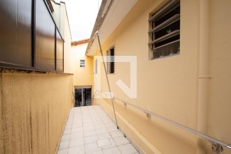 Casa à venda com 205m², 4 quartos e 2 vagas Casa à venda com 205m², 4 quartos e 2 vagasCorredor lateral