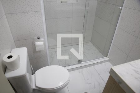 Banheiro de kitnet/studio para alugar com 1 quarto, 40m² em Tupi, Praia Grande