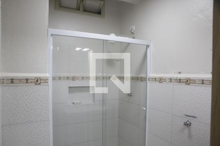 Banheiro de kitnet/studio para alugar com 1 quarto, 40m² em Tupi, Praia Grande