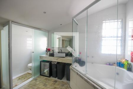 Casa de condomínio à venda com 250m², 5 quartos e 3 vagas Casa de condomínio à venda com 250m², 5 quartos e 3 vagasBanheiro da Suíte