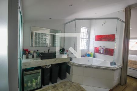 Casa de condomínio à venda com 250m², 5 quartos e 3 vagas Casa de condomínio à venda com 250m², 5 quartos e 3 vagasBanheiro da Suíte