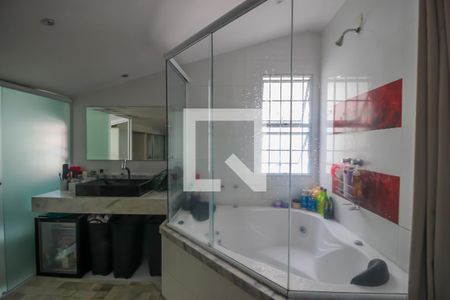 Casa de condomínio à venda com 250m², 5 quartos e 3 vagas Casa de condomínio à venda com 250m², 5 quartos e 3 vagasBanheiro da Suíte