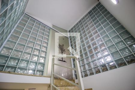 Casa de condomínio à venda com 250m², 5 quartos e 3 vagas Casa de condomínio à venda com 250m², 5 quartos e 3 vagasEscada